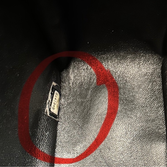 CHANEL Jumbo Classic Single Flap Caviar Leather Handbag Black/Gold Hardware - Picture 5 of 15